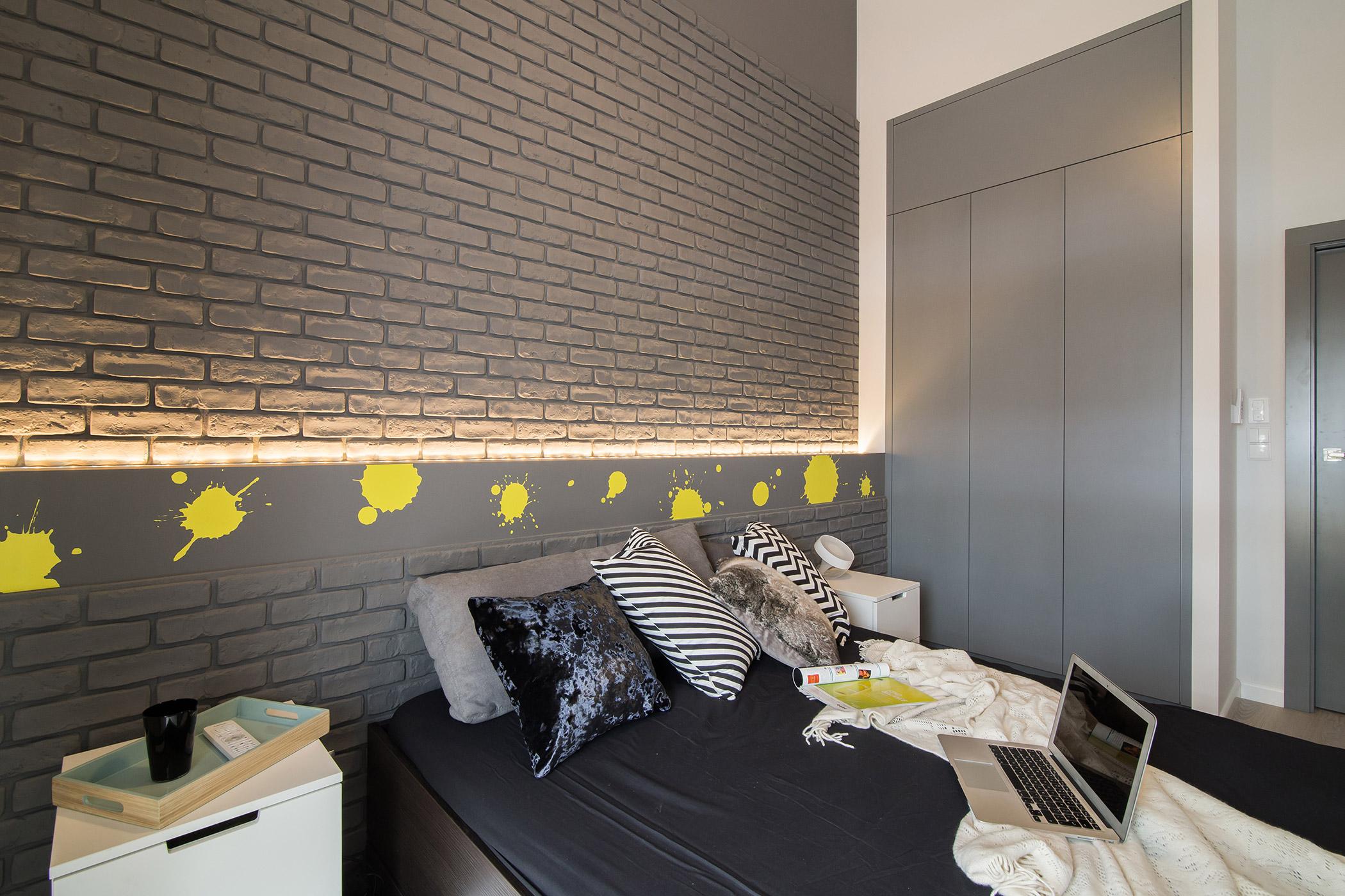 Ażurowa sypialnia w Warszawie w mieszkaniu pod klucz