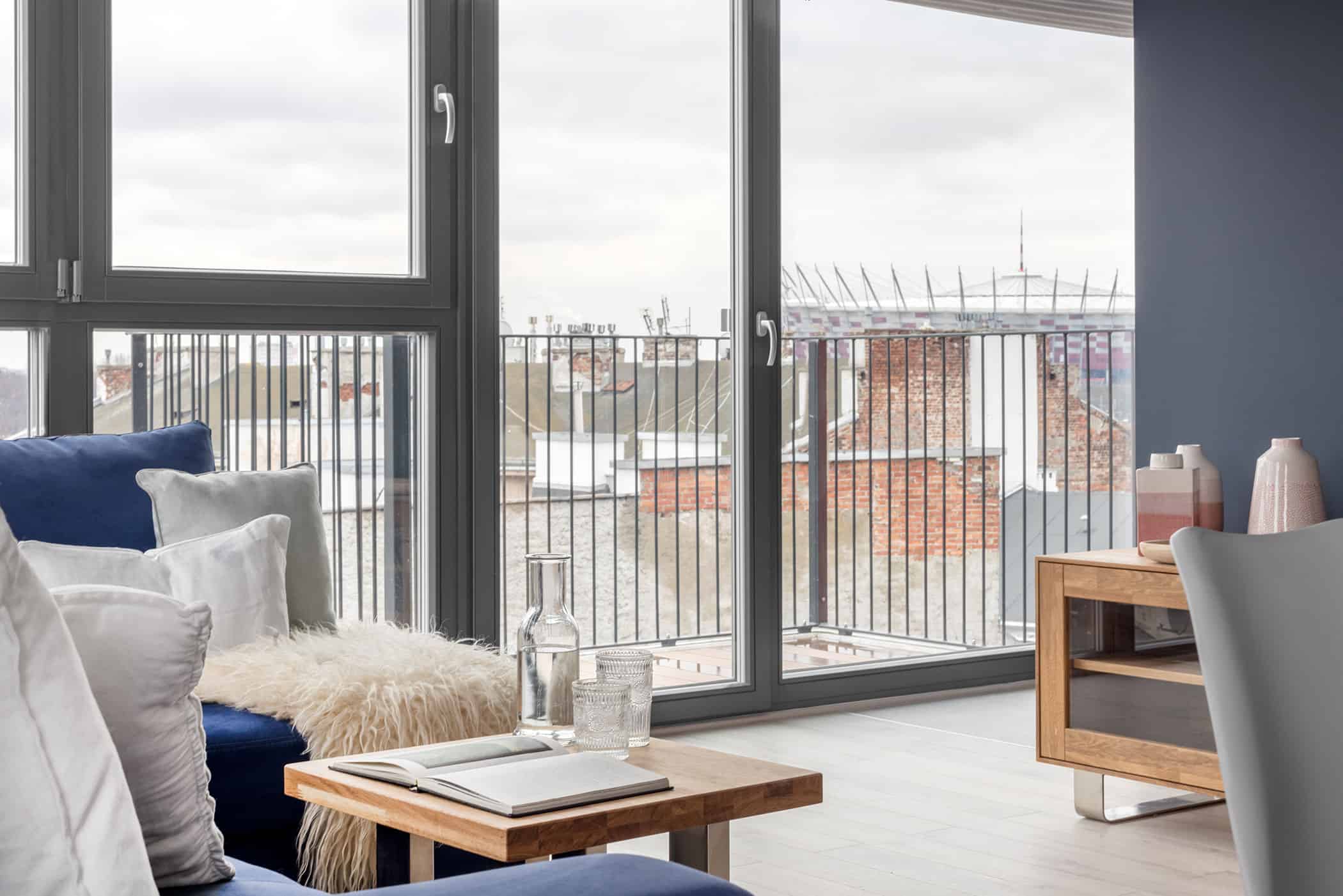 salon z wejściem na balkon